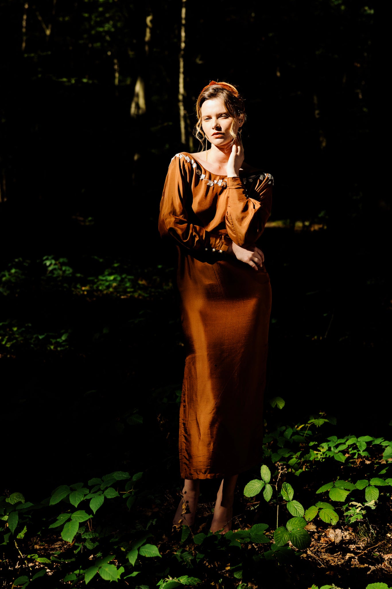 Robe dos nu en soie marron brodée à la main_Silk dress low back, hand embroidered