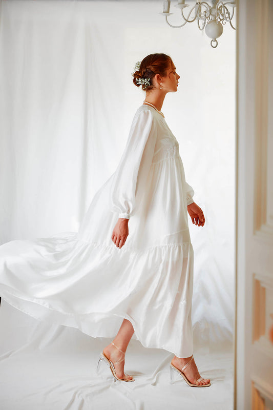 Robe longue en mousseline de soie blanche brodée à la main