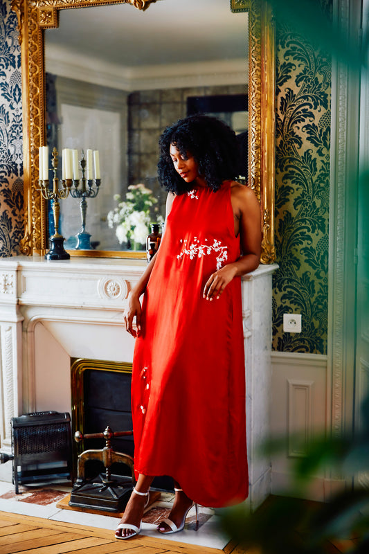 Robe longue rouge en soie brodée à la main