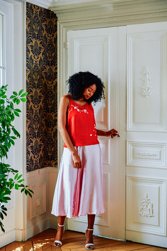 jupe rose fendue en soie brodée à la main