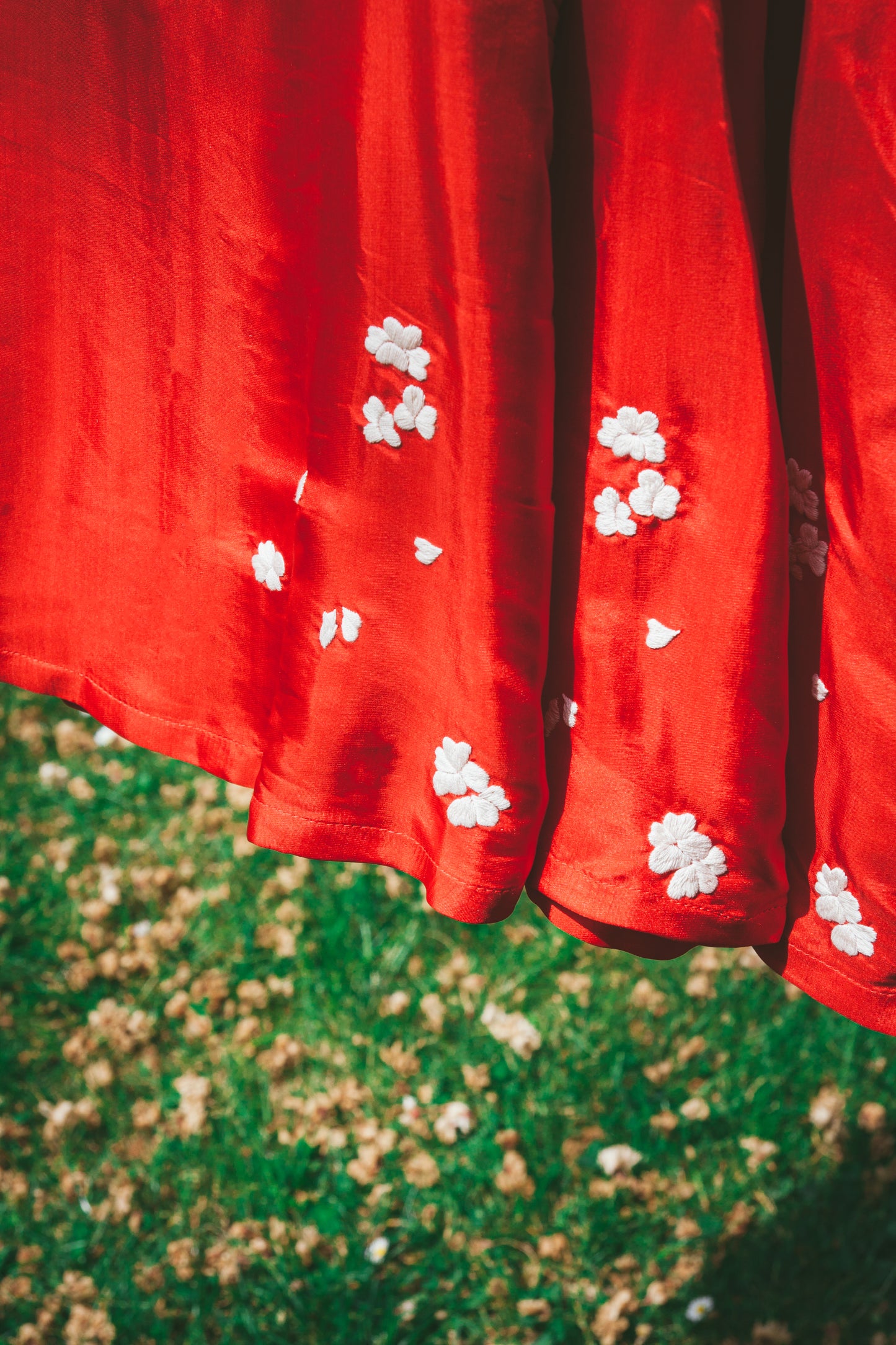 Red silk camisole hand embroidered_débardeur rouge en soie vietnamienne, motif floral brodé à la main